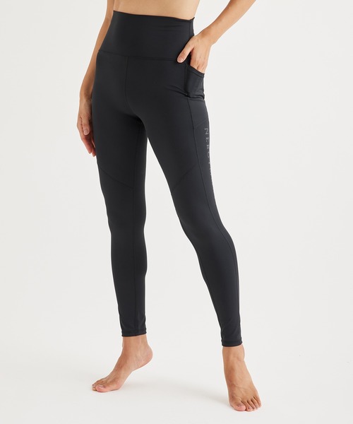 NERGY(ナージー)の「【UV】CREORA サイドローマンプリントスポーツレギンス(レギンス/スパッツ・レディース・ブラック/ピンク・L/M/S)」の3枚目の写真