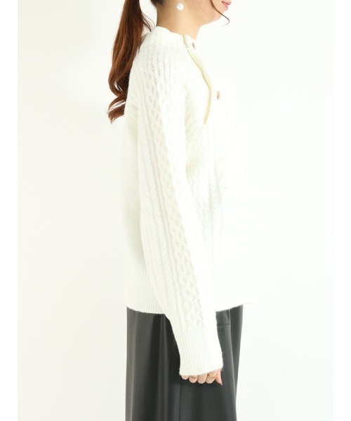 Te chichi(テチチ)の「金釦スタンドネックケーブルアランニット(ニット/セーター・レディース・オフホワイト/ブラウン/ネイビー・フリ-)」の8枚目の写真