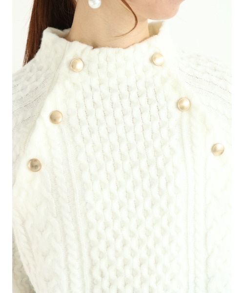 Te chichi(テチチ)の「金釦スタンドネックケーブルアランニット(ニット/セーター・レディース・オフホワイト/ブラウン/ネイビー・フリ-)」の10枚目の写真