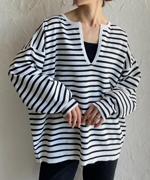 She's Closet(シーズクローゼット)の「ビッグシルエット深Vネックボーダー長袖プルオーバースポンディッシュニット(ニット/セーター・レディース・オフホワイト/ピンク/グリーン・FREE)」の2枚目の写真