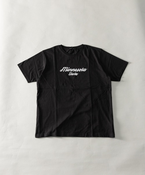 NYLAUS（ナイラス）の「CITYロゴプリントアソート レギュラーフィット ショートスリーブTシャツ（Tシャツ/カットソー・メンズ・ブラック系3/ホワイト系4/ブラック系6/ホワイト系8/ブラック系5/ブラック系8/ブラック系7/ブラック系2/ブラック系1/イエロー/グリーン/ホワイト系7/レッド/オレンジ系2/ホワイト系3/オレンジ系1/パープル/ホワイト系1/ネイビー/ブラック系4/ホワイト系6/ホワイト系5/ブルー/ホワイト系2・L/LL/M）」の14枚目の写真