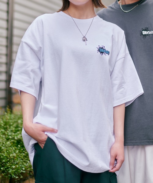 SPINNS（スピンズ）の「【ビッグシルエット】SHUT UPワンポイントロゴ Tシャツ（Tシャツ/カットソー・メンズ・ピンク系その他/カーキ/ホワイト/スミクロ/アッシュグレー・ONESIZE）」の2枚目の写真