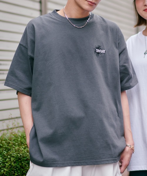 SPINNS（スピンズ）の「【ビッグシルエット】SHUT UPワンポイントロゴ Tシャツ（Tシャツ/カットソー・メンズ・ピンク系その他/カーキ/ホワイト/スミクロ/アッシュグレー・ONESIZE）」の3枚目の写真