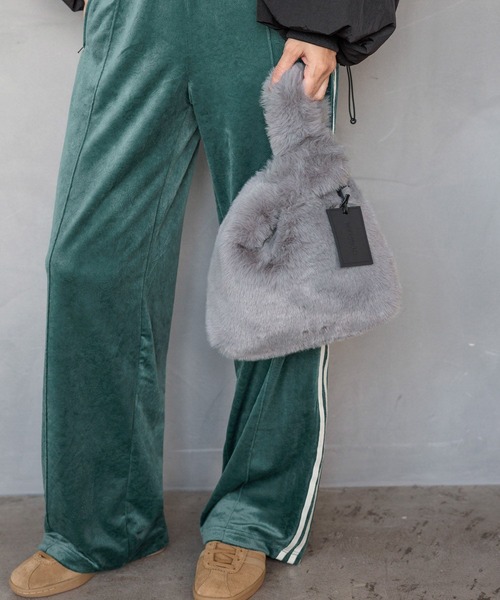 HEREIAM(ヘレイアム)の「【HEREIAM】トリッキーFUR BAG(ハンドバッグ・レディース・パープル/ブラウン系その他/ライトグレー/オレンジ/ピンク/ネイビー/スカイブルー/バイオレット/イエロー/ターコイズブルー/ブラウン系・FREE)」の2枚目の写真