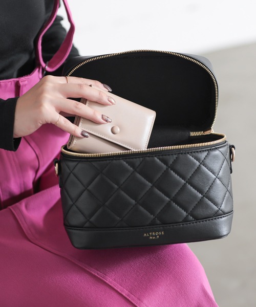 ALTROSE(アルトローズ)の「キルティング ショルダーバッグ 3WAYBAG バニティ II 2WAY バニティバッグ(ショルダーバッグ・レディース・ブルー/ベージュ/ブラック/ピンク・FREE)」の6枚目の写真