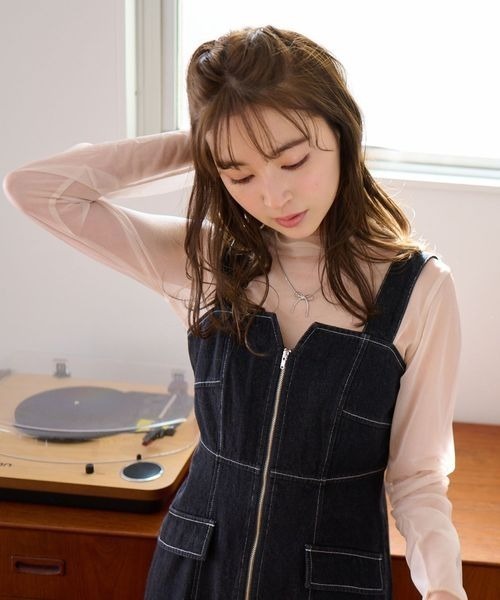 mysty woman(ミスティウーマン)の「シアーラメボトルネックプルオーバー 109876(Tシャツ/カットソー・レディース・チャコールグレー/アイボリー/ベージュ系その他・FREE)」の2枚目の写真