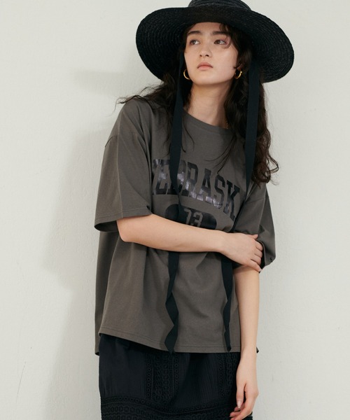 LARUTA(ラルータ)の「【LARUTA】バックスリットロゴT(Tシャツ/カットソー・レディース・ライトベージュ/チャコールグレー/オフホワイト/ネイビー・FREE)」の1枚目の写真