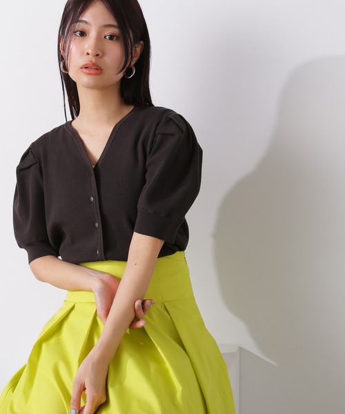 N.（N. Natural Beauty Basic）（エヌエヌナチュラルビューティーベーシック）の「◆タックショルダーキーネックニット（カーディガン/ボレロ・レディース・オフホワイト/スミクロ/オレンジ・MEDIUM）」の2枚目の写真