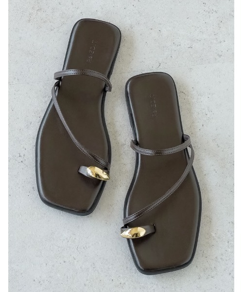 Re:EDIT（リエディ）の「[2025 SUMMER COLLECTION][リニューアル][大きいサイズ有]メタルサムリングトングサンダル（サンダル・レディース・ホワイト/ブラック/ベージュ/ブラウン/シルバー/ブラック系その他・SMALL/MEDIUM/LARGE/X-LARGE）」の4枚目の写真
