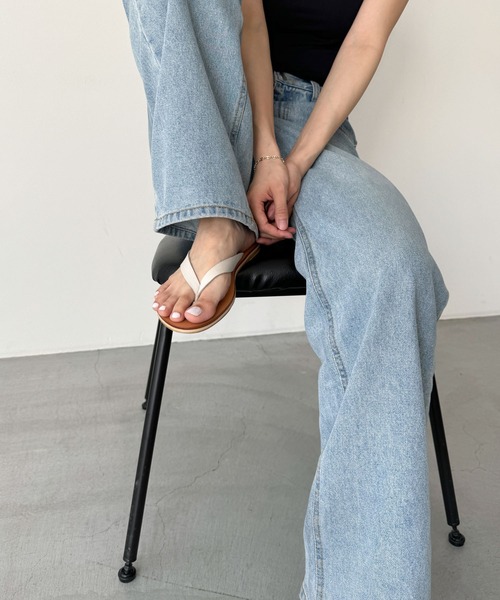 CANAL JEAN（キャナルジーン）の「from Lagoon　レザートングペタサンダル（サンダル・レディース・ブラック/オフホワイト・36/37/38）」の2枚目の写真