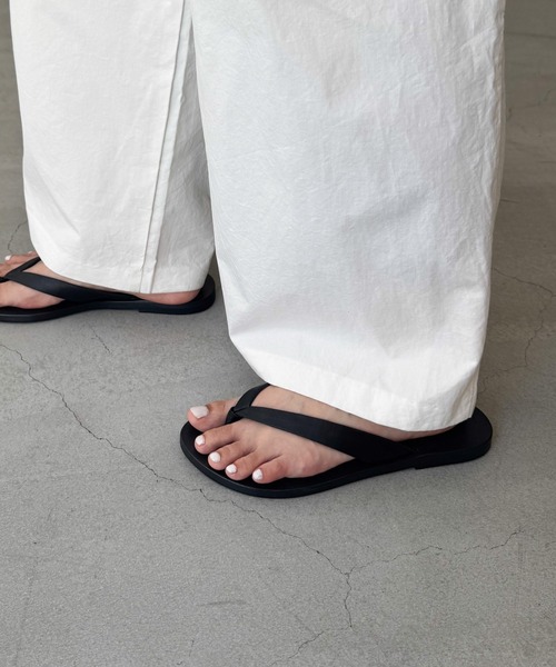 CANAL JEAN（キャナルジーン）の「from Lagoon　レザートングペタサンダル（サンダル・レディース・ブラック/オフホワイト・36/37/38）」の5枚目の写真