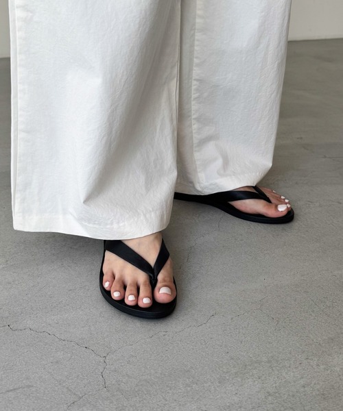 CANAL JEAN（キャナルジーン）の「from Lagoon　レザートングペタサンダル（サンダル・レディース・ブラック/オフホワイト・36/37/38）」の6枚目の写真