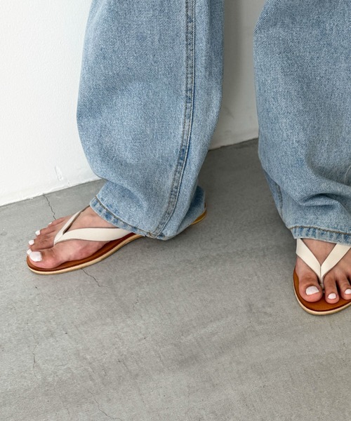 CANAL JEAN（キャナルジーン）の「from Lagoon　レザートングペタサンダル（サンダル・レディース・ブラック/オフホワイト・36/37/38）」の3枚目の写真