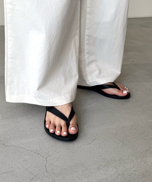 CANAL JEAN（キャナルジーン）の「from Lagoon　レザートングペタサンダル（サンダル・レディース・ブラック/オフホワイト・36/37/38）」の11枚目の写真