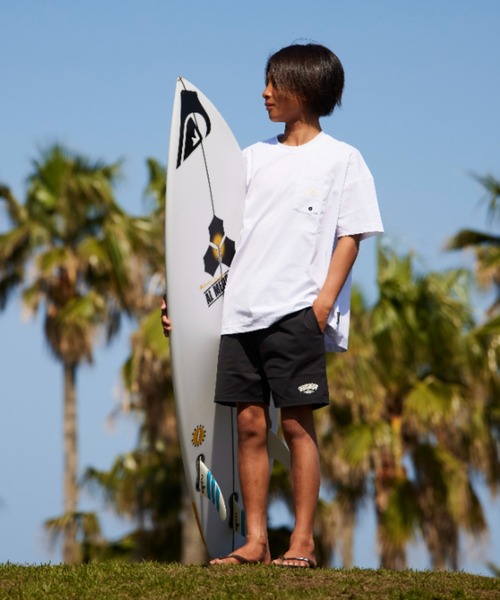 Quiksilver(クイックシルバー)の「【ZOZOTOWN限定アイテム】QS LOGO SETUP KIDS/クイックシルバーキッズ半袖ラッシュガード&バギーショーツ上下セットアップ(水着)(ラッシュガード・キッズ・ホワイト/ブラック・160/150/140)」の6枚目の写真