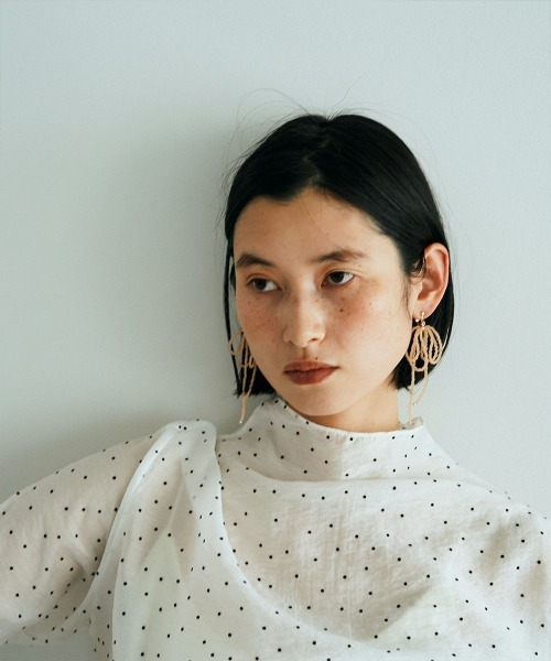 marjour（マージュール）の「MAT BEADS EARRING（イヤリング・レディース・ピンクベージュ/ブルー系1・FREE）」の4枚目の写真