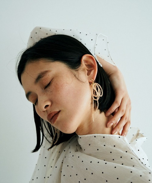 marjour（マージュール）の「MAT BEADS EARRING（イヤリング・レディース・ピンクベージュ/ブルー系1・FREE）」の5枚目の写真
