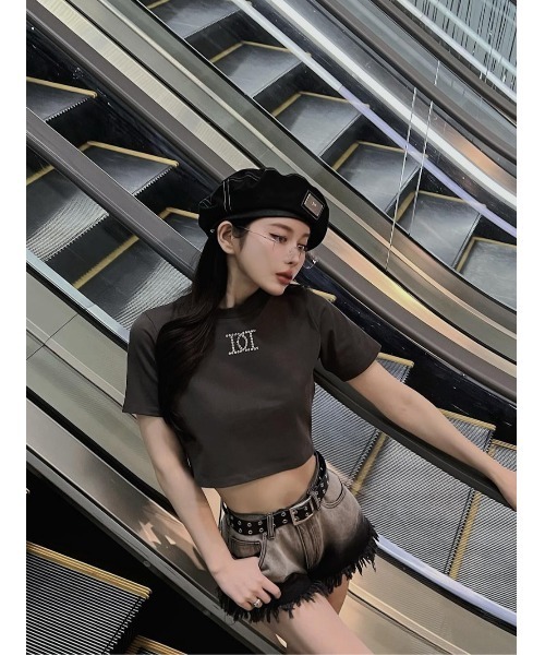 Darich(ダーリッチ)の「スタッズロゴコンパクトTシャツ(Tシャツ/カットソー・レディース・ホワイト/チャコールグレー・FREE)」の3枚目の写真