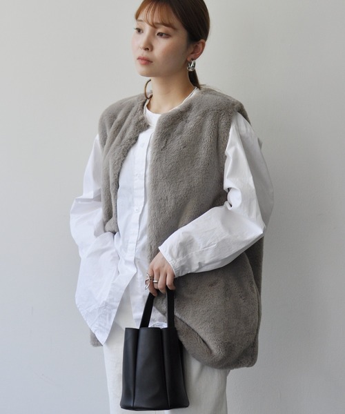 Meli rich（メリーリッチ）の「フェイクエコファーベスト（ベスト・レディース・モカ/アイボリー/ブラック/グレイッシュベージュ・MEDIUM）」の6枚目の写真