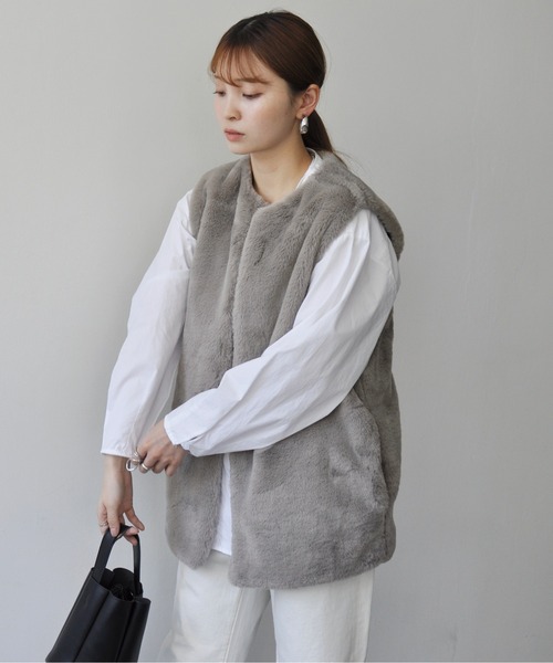 Meli rich（メリーリッチ）の「フェイクエコファーベスト（ベスト・レディース・モカ/アイボリー/ブラック/グレイッシュベージュ・MEDIUM）」の9枚目の写真