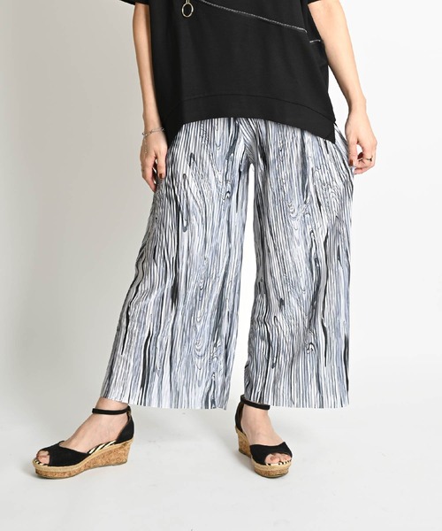 MARAI（マーライ）の「マーブル柄 セルフカット プリーツワイドパンツ（その他パンツ・レディース・グリーン/ピンク/イエロー/ブラック/ブルー・FREE）」の2枚目の写真