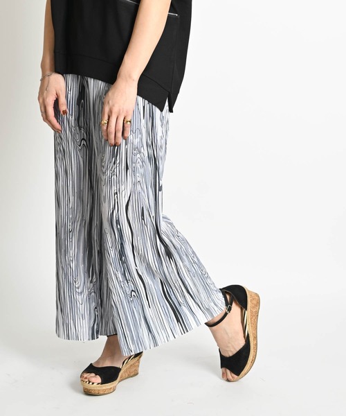 MARAI（マーライ）の「マーブル柄 セルフカット プリーツワイドパンツ（その他パンツ・レディース・グリーン/ピンク/イエロー/ブラック/ブルー・FREE）」の10枚目の写真