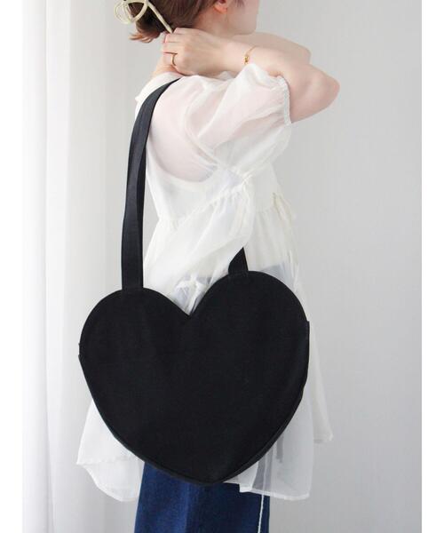 ehka sopo（エヘカソポ）の「キャンバスハート型バッグ（ハンドバッグ・レディース・ブラック/レッド/キナリ・F）」の2枚目の写真