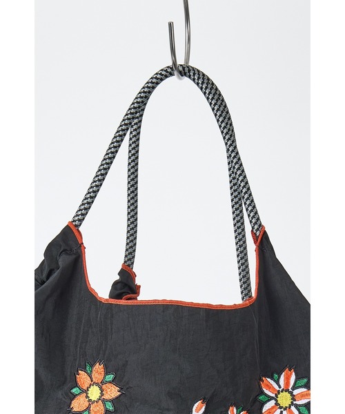 ottilie（オティーリエ）の「KARYU × Ball&Chain  コラボレーションBAG　Lサイズ　★（トートバッグ・レディース・ブラック/グレー・LARGE）」の6枚目の写真