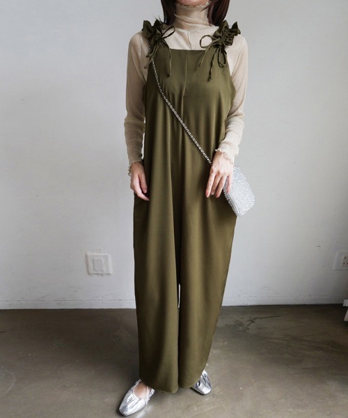 Doux Belle(ドゥーベル)の「フリルサロペット(サロペット/オーバーオール・レディース・グレー/オリーブ/ブラック・MEDIUM)」の6枚目の写真
