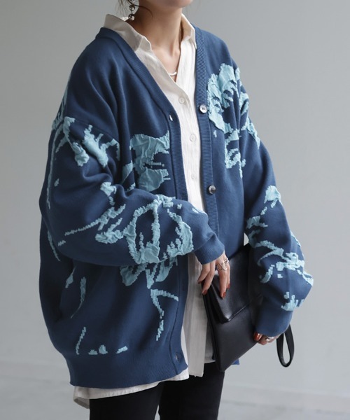 HUG.U(ハグユー)の「花柄ニットカーディガン(カーディガン/ボレロ・レディース・ブラック×グレー/モカ/ブルー/グレー・FREE)」の4枚目の写真