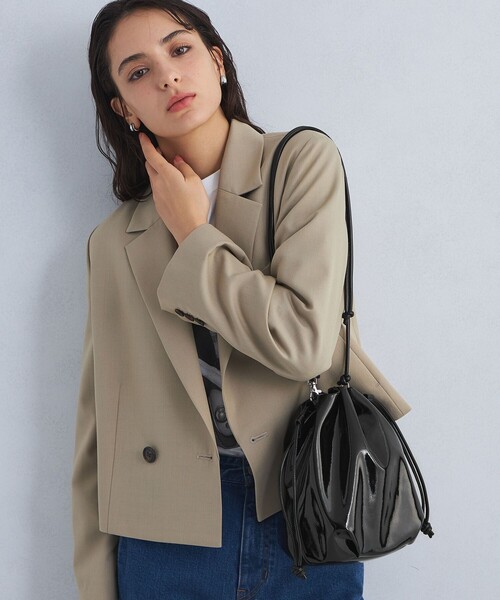 green label relaxing（グリーンレーベルリラクシング）の「2WAY ソフトエナメル 巾着バッグ（ショルダーバッグ・レディース・グレー/コバルトブルー/ブラック・FREE）」の2枚目の写真