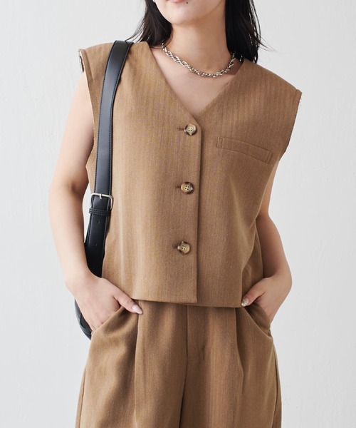 Lui's（ルイス）の「バックデザインVネックベスト（ダウンベスト・レディース・グレー/ベージュ・FREE）」の8枚目の写真