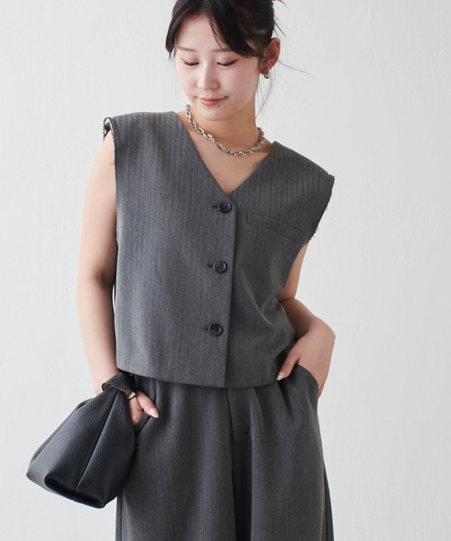 Lui's（ルイス）の「バックデザインVネックベスト（ダウンベスト・レディース・グレー/ベージュ・FREE）」の3枚目の写真