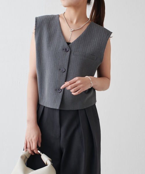 Lui's（ルイス）の「バックデザインVネックベスト（ダウンベスト・レディース・グレー/ベージュ・FREE）」の13枚目の写真