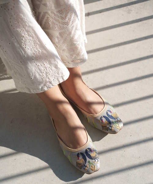 チャイハネ(チャイハネ)の「【チャイハネ】ピーコックエンブジュッティ(パンプス・レディース・グレー/ホワイト・23.5cm/24.5cm)」の5枚目の写真