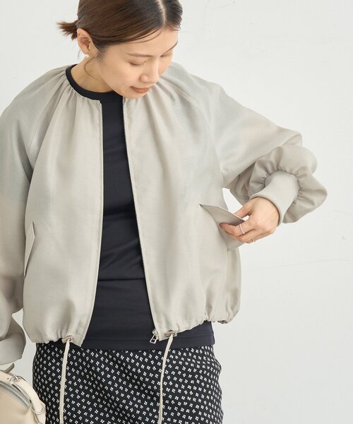 IENA（イエナ）の「シアーノーカラーブルゾン（その他アウター・レディース・ベージュ/ネイビー・FREE）」の9枚目の写真