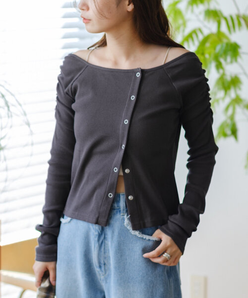 Kastane(カスタネ)の「【無地&ボーダー/前後2WAY/新色追加】オフショルテレコカットソー(Tシャツ/カットソー・レディース・ホワイト/ピンク/ブラック系その他/サックスブルー/アイボリー/チャコールグレー・FREE)」の4枚目の写真