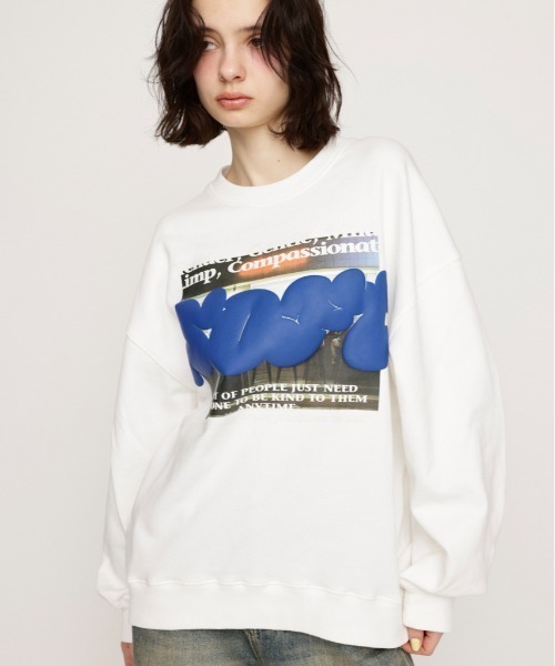 SLY（スライ）の「PUFFER LOGO PHOTO SW TOPS パッファー ロゴ フォト スウェット トップス トレーナー（スウェット・レディース・ホワイト/杢グレー/ライトブラック・FREE）」の2枚目の写真