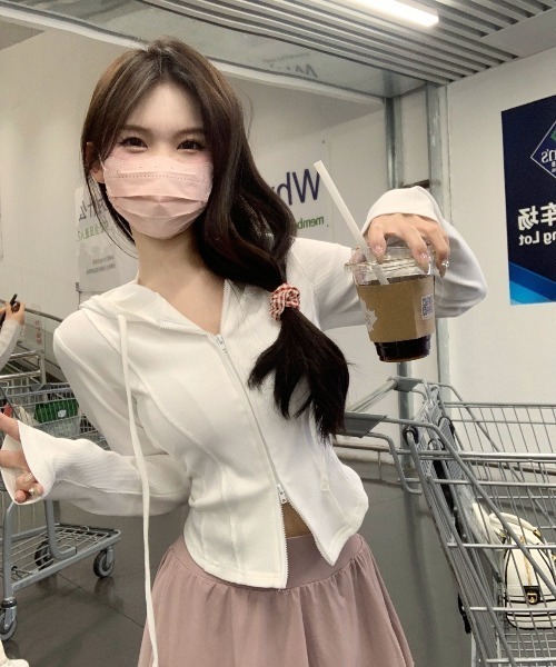 LETee(レティー)の「ショートダブルジップパーカー(パーカー・レディース・ホワイト/グレー・FREE)」の7枚目の写真