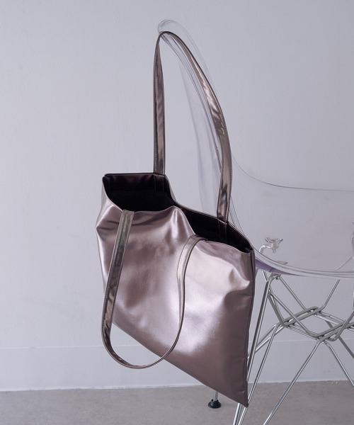 MAGASIN DE MODE Onjna(マガジンデモードオンジェナ )の「【MAGASIN DE MODE Onjna】メタリックA4フラットトート SNBD ※(トートバッグ・レディース・グレー/シルバー/ブラック/ホワイト・FREE)」の3枚目の写真
