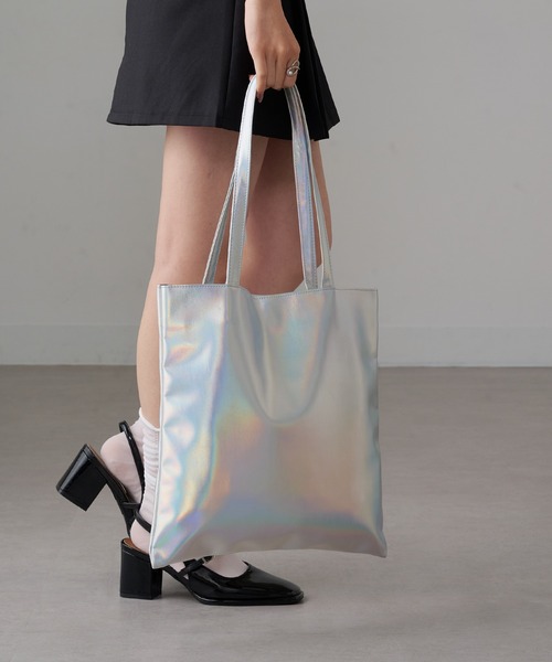 MAGASIN DE MODE Onjna(マガジンデモードオンジェナ )の「【MAGASIN DE MODE Onjna】メタリックA4フラットトート SNBD ※(トートバッグ・レディース・グレー/シルバー/ブラック/ホワイト・FREE)」の1枚目の写真