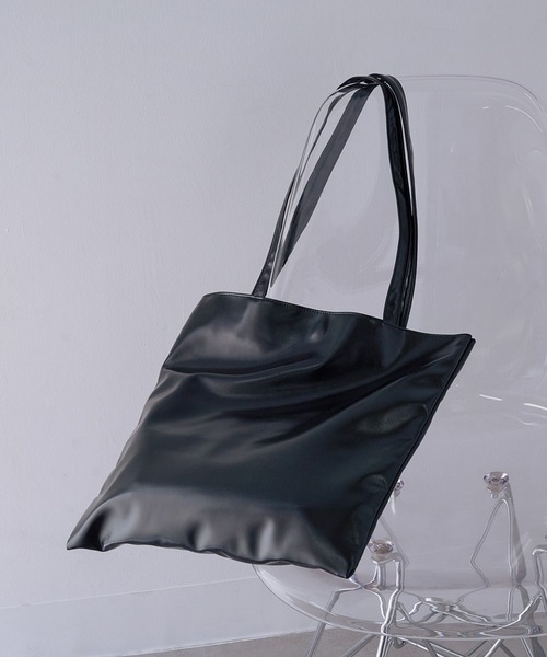 MAGASIN DE MODE Onjna(マガジンデモードオンジェナ )の「【MAGASIN DE MODE Onjna】メタリックA4フラットトート SNBD ※(トートバッグ・レディース・グレー/シルバー/ブラック/ホワイト・FREE)」の5枚目の写真
