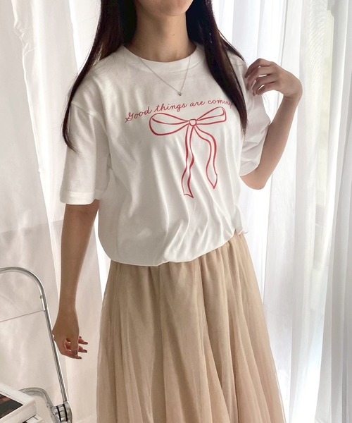 merrylatte(メリーラテ)の「『低身長用サイズあり』英字×リボン半袖Tシャツ(Tシャツ/カットソー・レディース・ホワイト・MEDIUM)」の1枚目の写真