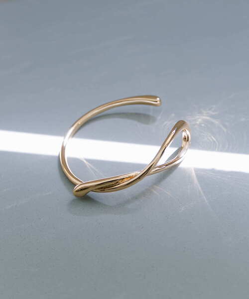 SMELLY(スメリー)の「メタルニュアンスバングル(ブレスレット・レディース・ゴールド・-)」の1枚目の写真