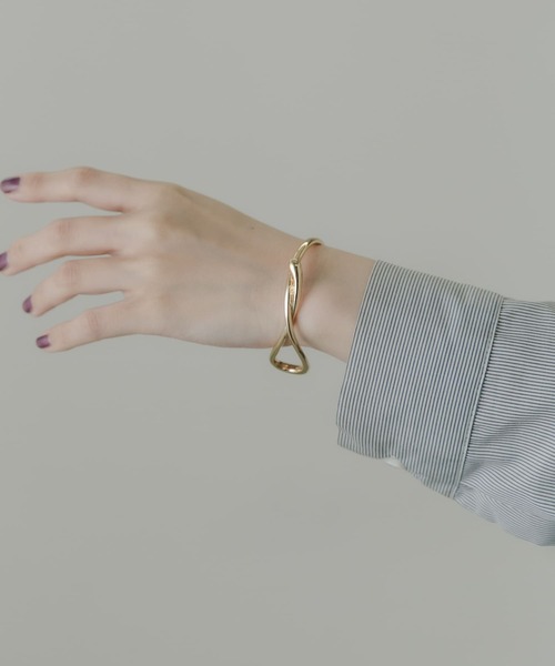 SMELLY(スメリー)の「メタルニュアンスバングル(ブレスレット・レディース・ゴールド・-)」の5枚目の写真