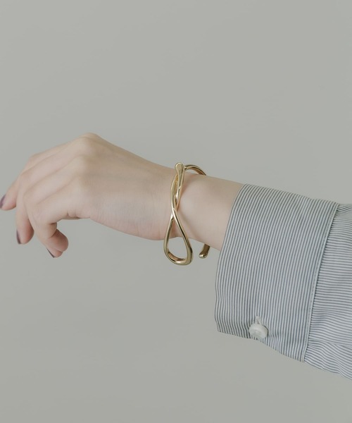 SMELLY(スメリー)の「メタルニュアンスバングル(ブレスレット・レディース・ゴールド・-)」の6枚目の写真