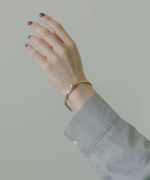 SMELLY(スメリー)の「メタルニュアンスバングル(ブレスレット・レディース・ゴールド・-)」の7枚目の写真