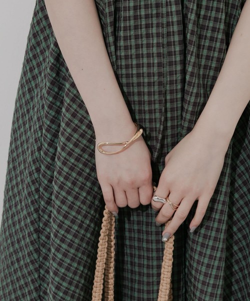 SMELLY(スメリー)の「メタルニュアンスバングル(ブレスレット・レディース・ゴールド・-)」の8枚目の写真