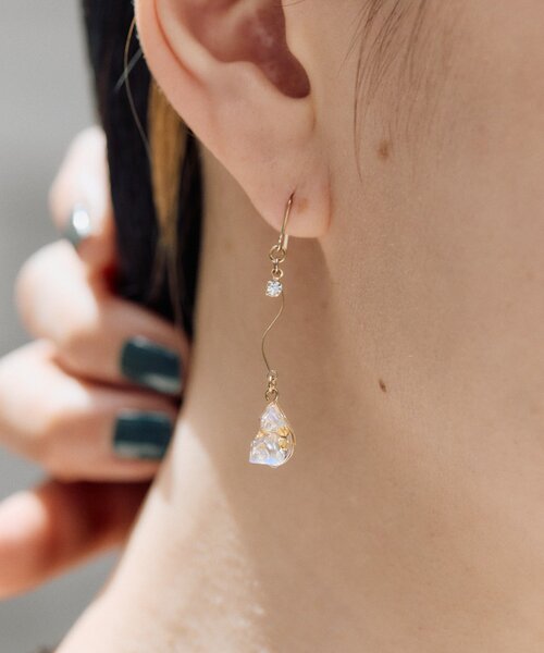 ear PAPILLONNER(イアパピヨネ)の「インクルージョンピアス(ピアス(両耳用)・レディース・シルバー/ゴールド・FREE)」の1枚目の写真