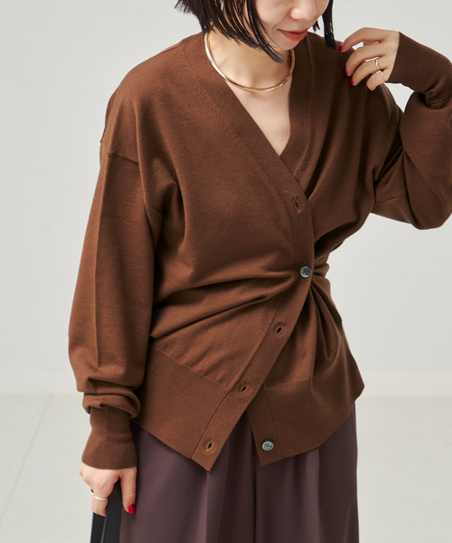 journal standard L'essage(ジャーナルスタンダードレサージュ)の「Washable/victriaデザインカーディガン(カーディガン/ボレロ・レディース・チャコールグレー/ベージュ/ネイビー・FREE)」の2枚目の写真